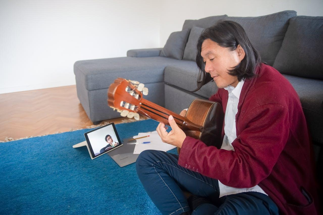 Les cours de guitare en ligne : un choix avantageux et flexible